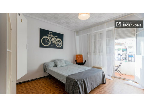Room for rent in 5-bedroom apartment in Valencia - Na prenájom