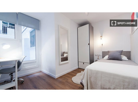 Room for rent in 5-bedroom apartment in Valencia - เพื่อให้เช่า
