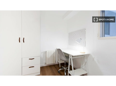 Zimmer zu vermieten in 5-Zimmer-Wohnung in Valencia - Zu Vermieten