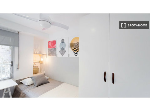 Zimmer zu vermieten in 5-Zimmer-Wohnung in Valencia - Zu Vermieten