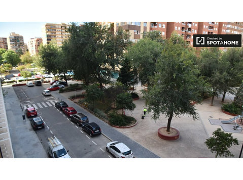 Room for rent in 5-bedroom apartment in Valencia - Под наем