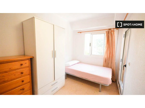 Room for rent in 5-bedroom apartment in Valencia - Til leje