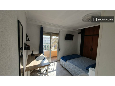 Valencia 5 yatak odalı dairede kiralık oda - Kiralık