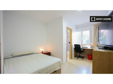 Valencia 5 yatak odalı dairede kiralık oda - Kiralık