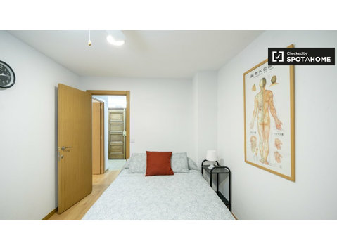 Room for rent in 5-bedroom apartment in Valencia - For Rent
