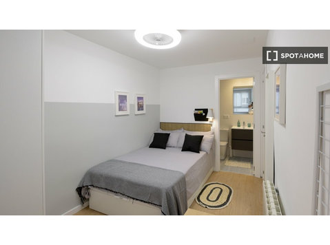 Se alquila habitación en piso de 5 dormitorios en Valencia - Alquiler