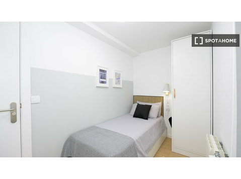Se alquila habitación en piso de 5 dormitorios en Valencia - Alquiler