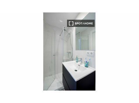 Chambre à louer dans un appartement de 5 chambres à Valence - À louer