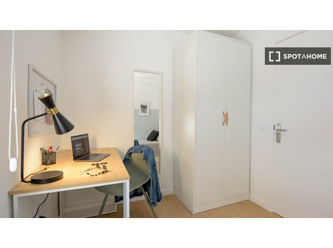 Zimmer zu vermieten in 5-Zimmer-Wohnung in Valencia - Zu Vermieten