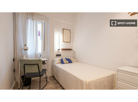 Room for rent in 5-bedroom apartment in Valencia, Valencia - Izīrē