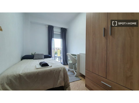 Zimmer zu vermieten in 5-Zimmer-Wohnung in Valencia,… - Zu Vermieten