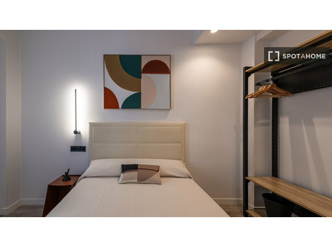 Room for rent in 5-bedroom apartment in Valencia, Valencia - Под наем