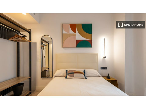 Valencia, Valencia'da 5 yatak odalı dairede kiralık oda - Kiralık