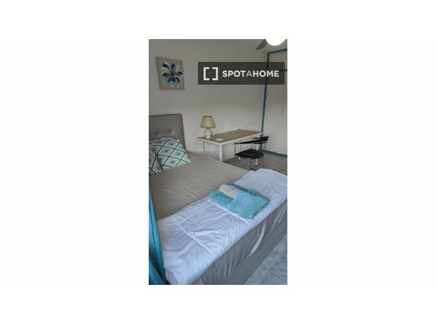 Zimmer zu vermieten in 5-Zimmer-Wohnung in Valencia - Zu Vermieten
