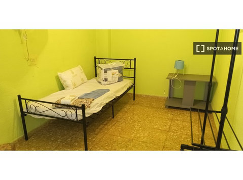 Chambre à louer dans appartement de 6 chambres - À louer