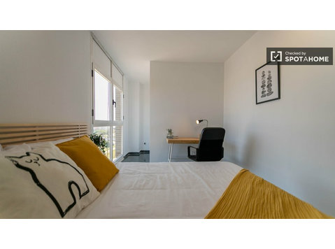 Room for rent in 6-bedroom apartment in Algirós, Valencia - For Rent