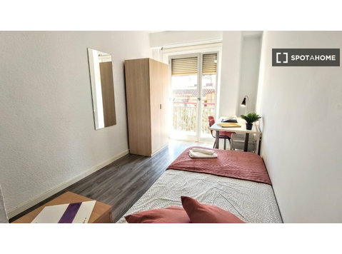 Quarto para alugar em apartamento de 6 quartos em… - Aluguel