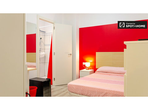 Room for rent in 6-bedroom apartment in Burjassot, Valencia - Vuokralle
