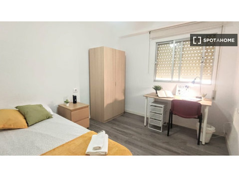 Room for rent in 6-bedroom apartment in Burjassot, Valencia - เพื่อให้เช่า