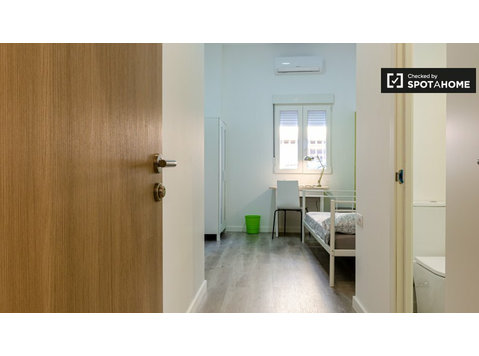 Room for rent in 6-bedroom apartment in Burjassot, Valencia - For Rent