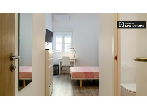Room for rent in 6-bedroom apartment in Burjassot, Valencia - K pronájmu