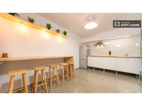 Burjassot, Valencia'da 6 yatak odalı dairede kiralık oda - Kiralık