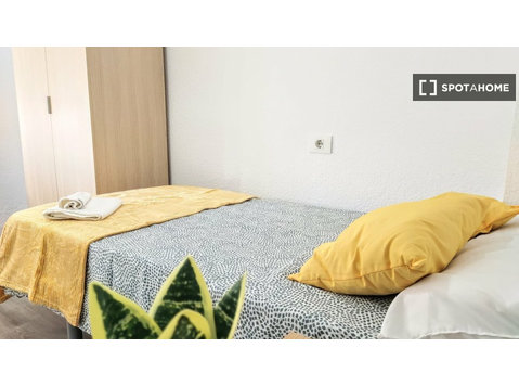 Room for rent in 6-bedroom apartment in Burjassot, Valencia - Kiadó