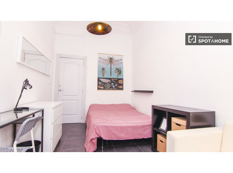 Quarto para alugar em apartamento de 6 quartos em Eixample - Aluguel