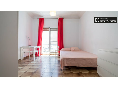 Room for rent in 6-bedroom apartment in Extramurs, Valencia - Izīrē