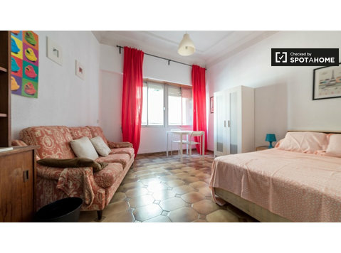 Room for rent in 6-bedroom apartment in Extramurs, Valencia - Аренда
