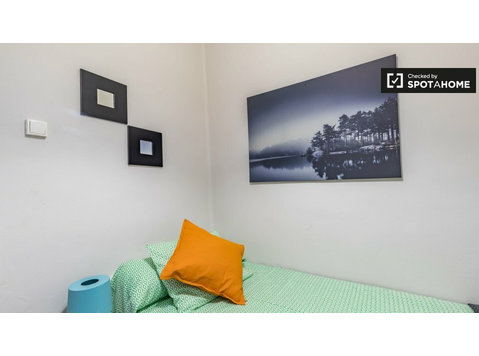 Room for rent in 6-bedroom apartment in Extramurs, Valencia - Za iznajmljivanje
