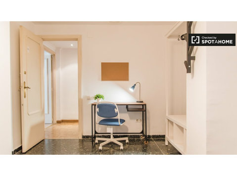 Quarto para alugar em apartamento de 6 quartos em L'Eixample - Aluguel