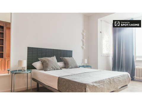 Room for rent in 6-bedroom apartment in L'Eixample - Aluguel