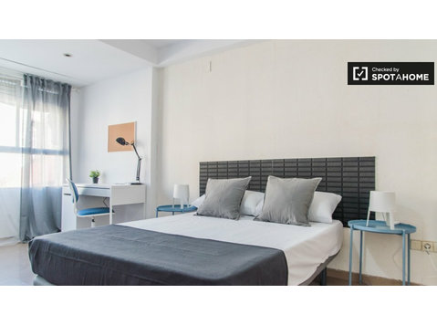 L'Eixample'de 6 yatak odalı dairede kiralık oda - Kiralık