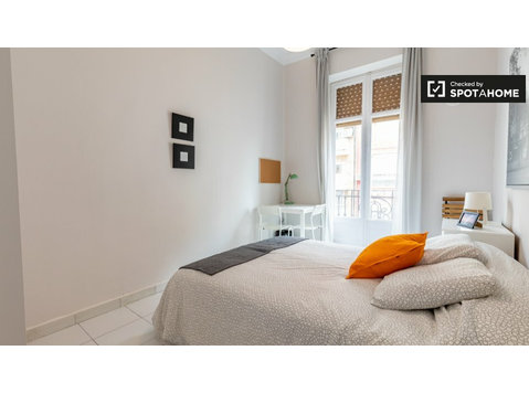 Pokój do wynajęcia w 6-pokojowym mieszkaniu w L'Eixample - Do wynajęcia