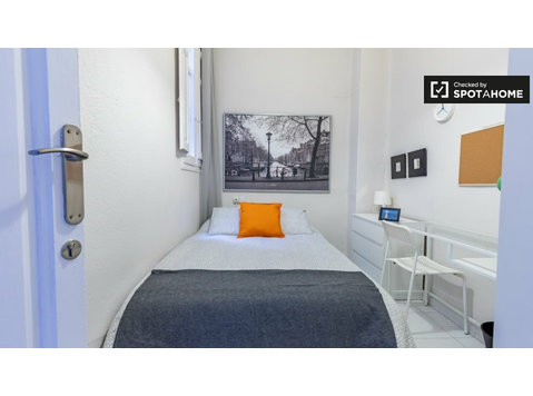 Room for rent in 6-bedroom apartment in L'Eixample - Izīrē