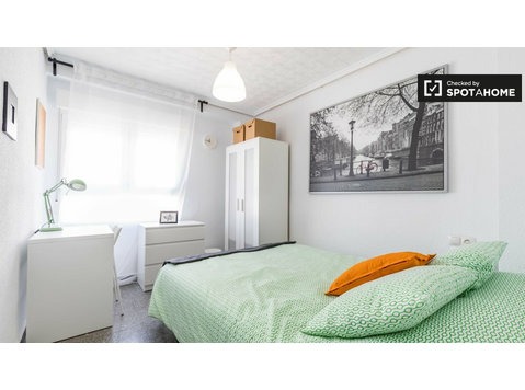Pokój do wynajęcia w 6-pokojowym mieszkaniu w L'Eixample - Do wynajęcia