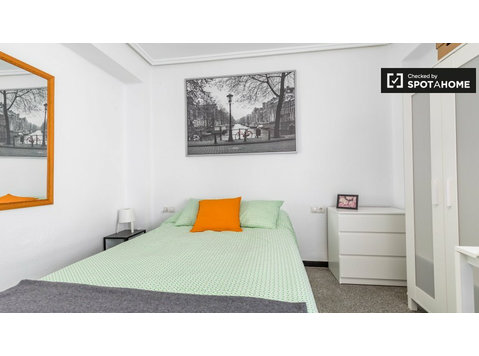 L'Eixample'de 6 yatak odalı dairede kiralık oda - Kiralık