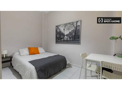 Room for rent in 6-bedroom apartment in L'Eixample - Kiadó