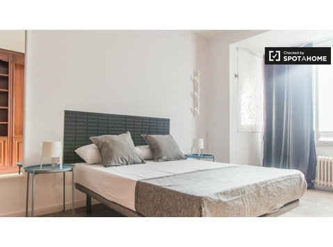 L'Eixample'de 6 yatak odalı dairede kiralık oda - Kiralık