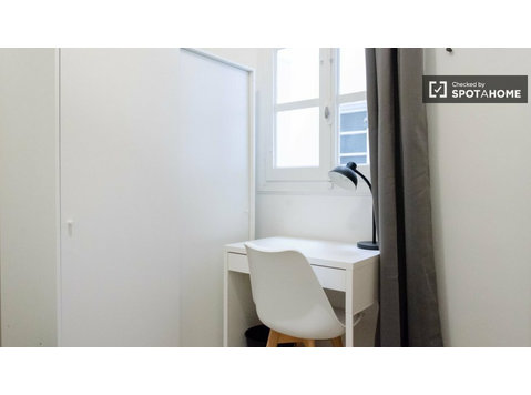 Pokój do wynajęcia w 6-pokojowym mieszkaniu w L'Eixample w… - Do wynajęcia