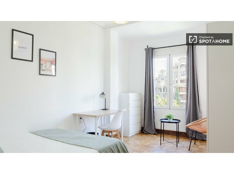 Pokój do wynajęcia w 6-pokojowym mieszkaniu w L'Eixample w… - Do wynajęcia