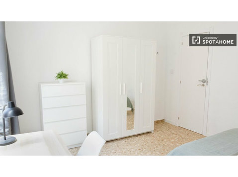 Room for rent in 6-bedroom apartment in L'Eixample, Valencia - Под наем