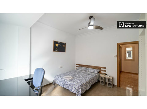 Zimmer zu vermieten in einer 6-Zimmer-Wohnung in Nou Moles,… - Zu Vermieten