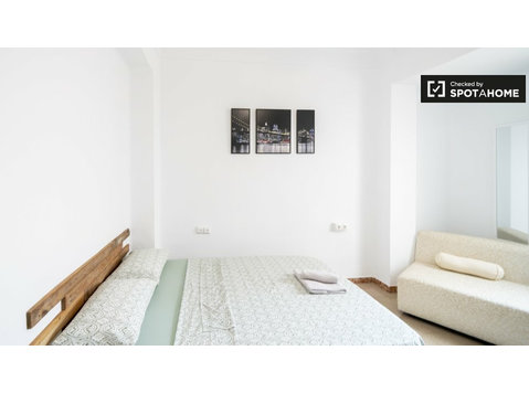 Room for rent in 6-bedroom apartment in Nou Moles, Valencia - For Rent