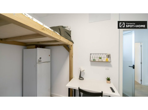 Chambre à louer dans un appartement de 6 chambres à… - À louer