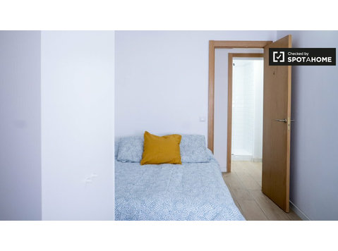 Valencia'da 6 yatak odalı dairede kiralık oda - Kiralık