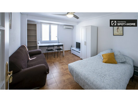 Zimmer zu vermieten in 6-Zimmer-Wohnung in Valencia - Zu Vermieten