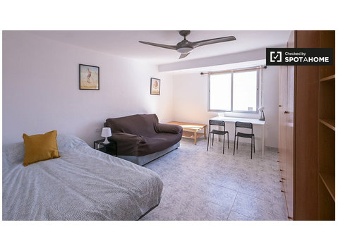 Room for rent in 6-bedroom apartment in Valencia - For Rent
