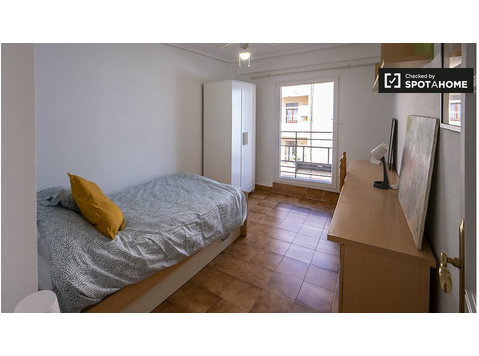 Room for rent in 6-bedroom apartment in Valencia - Annan üürile